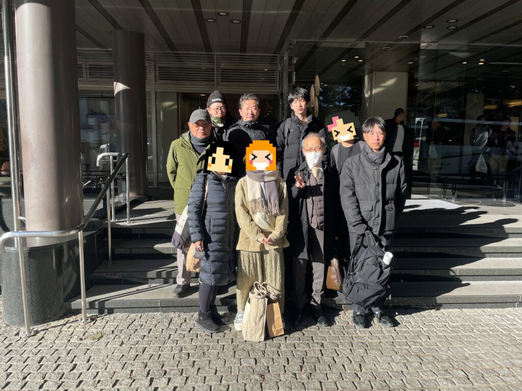 ホテル前全員写真